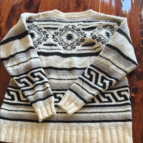Cozy Black and Cream Patterned Sweater - Picture 4 of 4